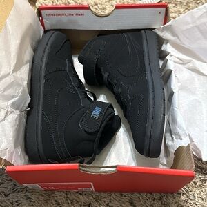 **NEW IN BOX** Nike Court Borough mid 2